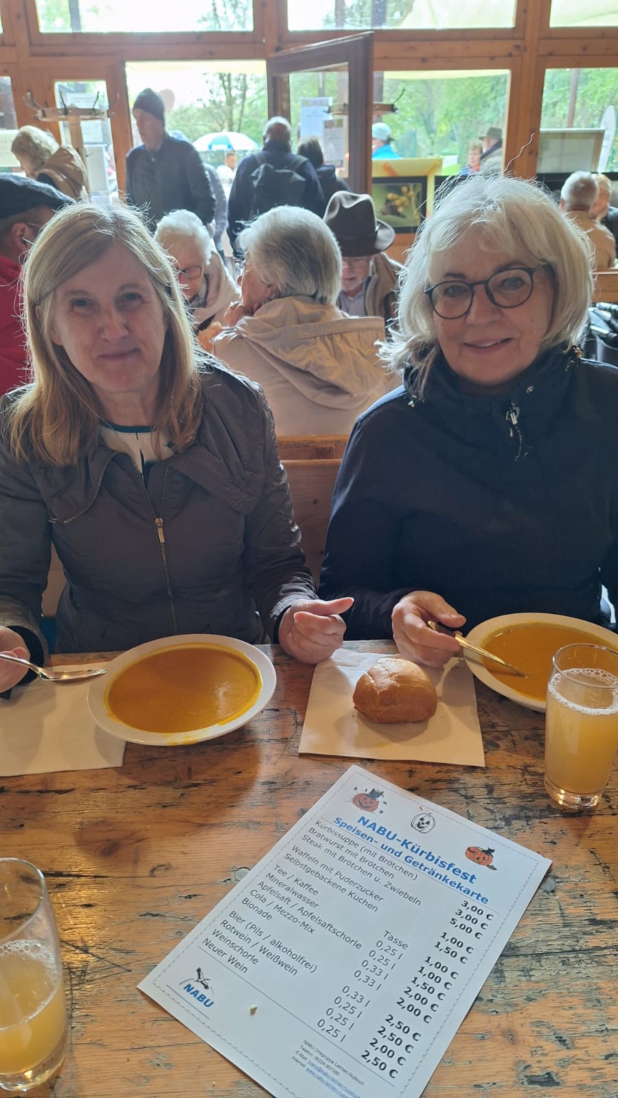 Claudia Felden und Bärbel Seemann beim Kürbisfest